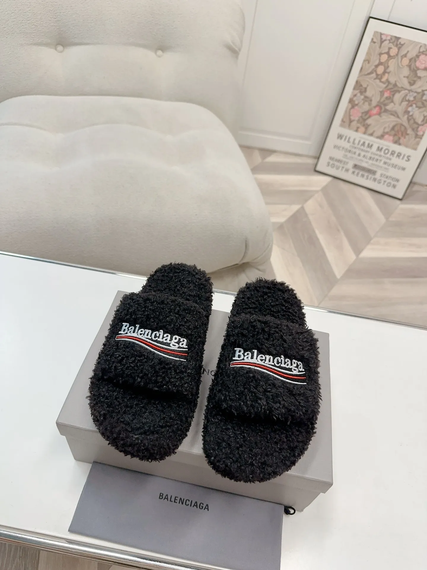 👟👟Ex-factory price 480👟👟Thick-soled Balenciaga autumn and winter trendy wool slippers💕cx upper letter pattern, electric embroidery logo embroidery technology! Full of high-end feel! Especially beautiful on the feet 🦶 🐑Material: wool (very soft and comfortable) 🐑Sole: Original non-slip and wear-resistant outsole 🐑Number/size: Women's 35-41